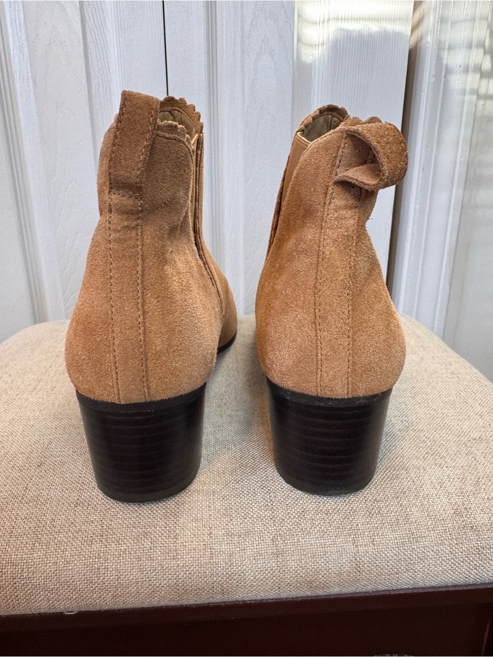 Talbots Woman’s Tan/Camel Scalloped Ankle Suede Booties Size 8.5 Inside Flaw - Picture 7 of 14